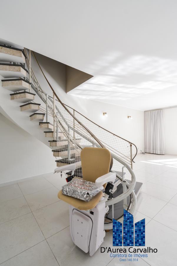 Escada com cadeira elevatria