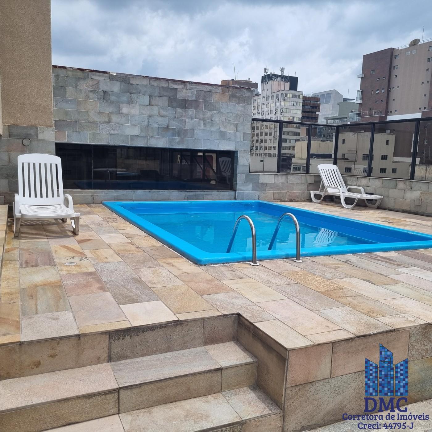 Piscina com Solaium